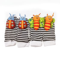 Imagen de Medias de bebé con aplique sonajero x4, en bolsa