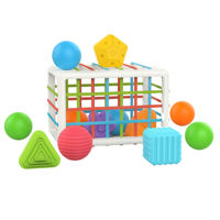 Imagen de Didáctico cubo con elásticos de colores y varias formas apilables, en caja