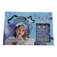 Imagen de Cuentas para armar pulseras y collares, con vincha y uñas, en caja