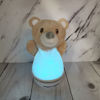 Imagen de Dormidera veladora peluche oso con luz cambia de color, 3AAA, en caja de PVC, sin sonido