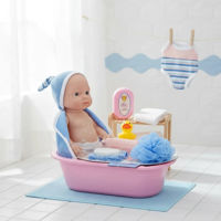 Imagen de Bebote, cuerpo de plástico y cara de goma, con bañito y accesorios, en caja