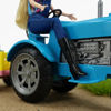 Imagen de Muñeca con tractor y accesorios, en caja