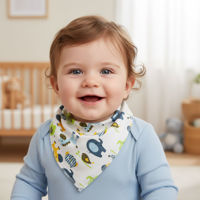 Imagen de Babero bandana de tela, con broches, varios diseños