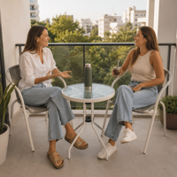 Imagen de Mesa de metal color blanco tapa de vidrio, con 2 sillas de metal y símil rattan, en caja